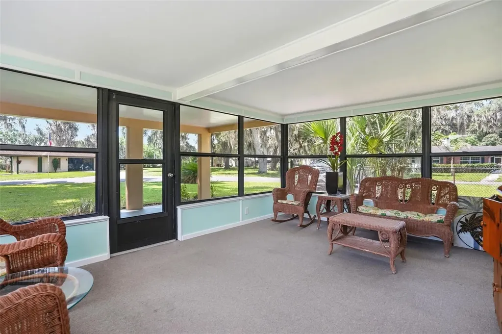 951 Cr 453 Lake Panasoffkee FL 33538
