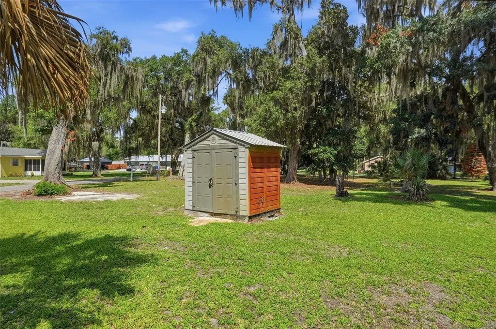 951 Cr 453 Lake Panasoffkee FL 33538