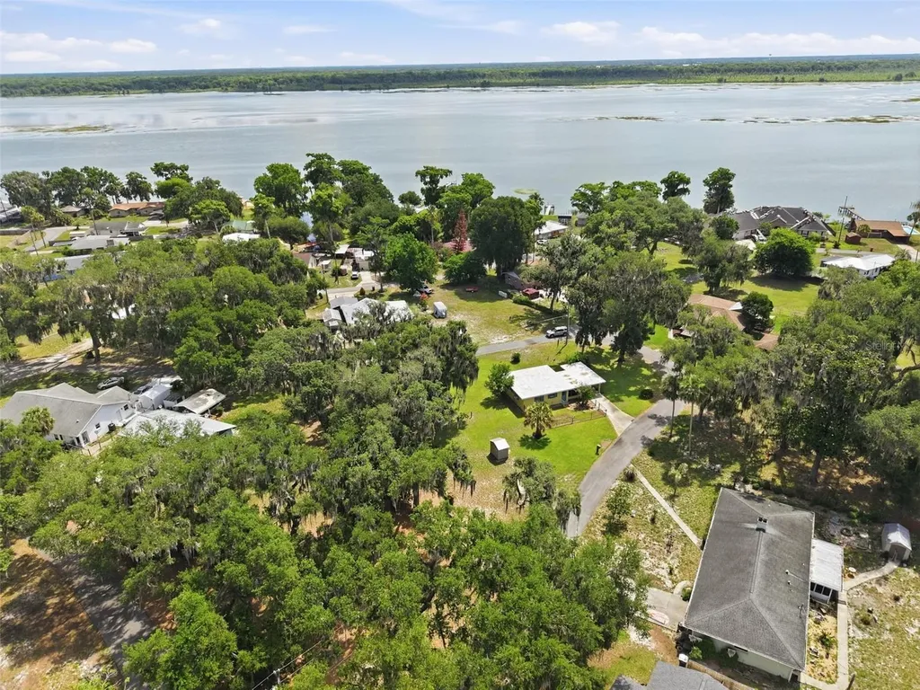 951 Cr 453 Lake Panasoffkee FL 33538