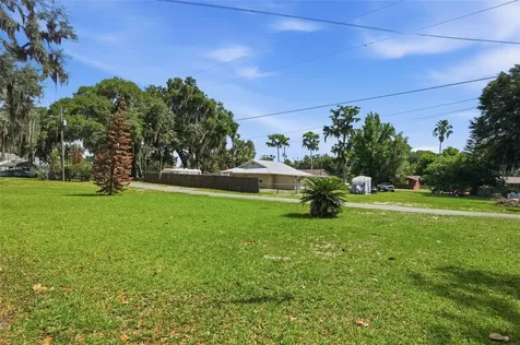951 Cr 453 Lake Panasoffkee FL 33538