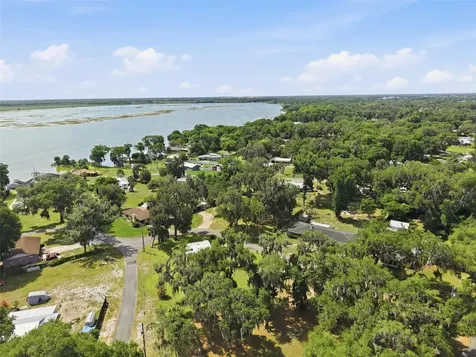 951 Cr 453 Lake Panasoffkee FL 33538
