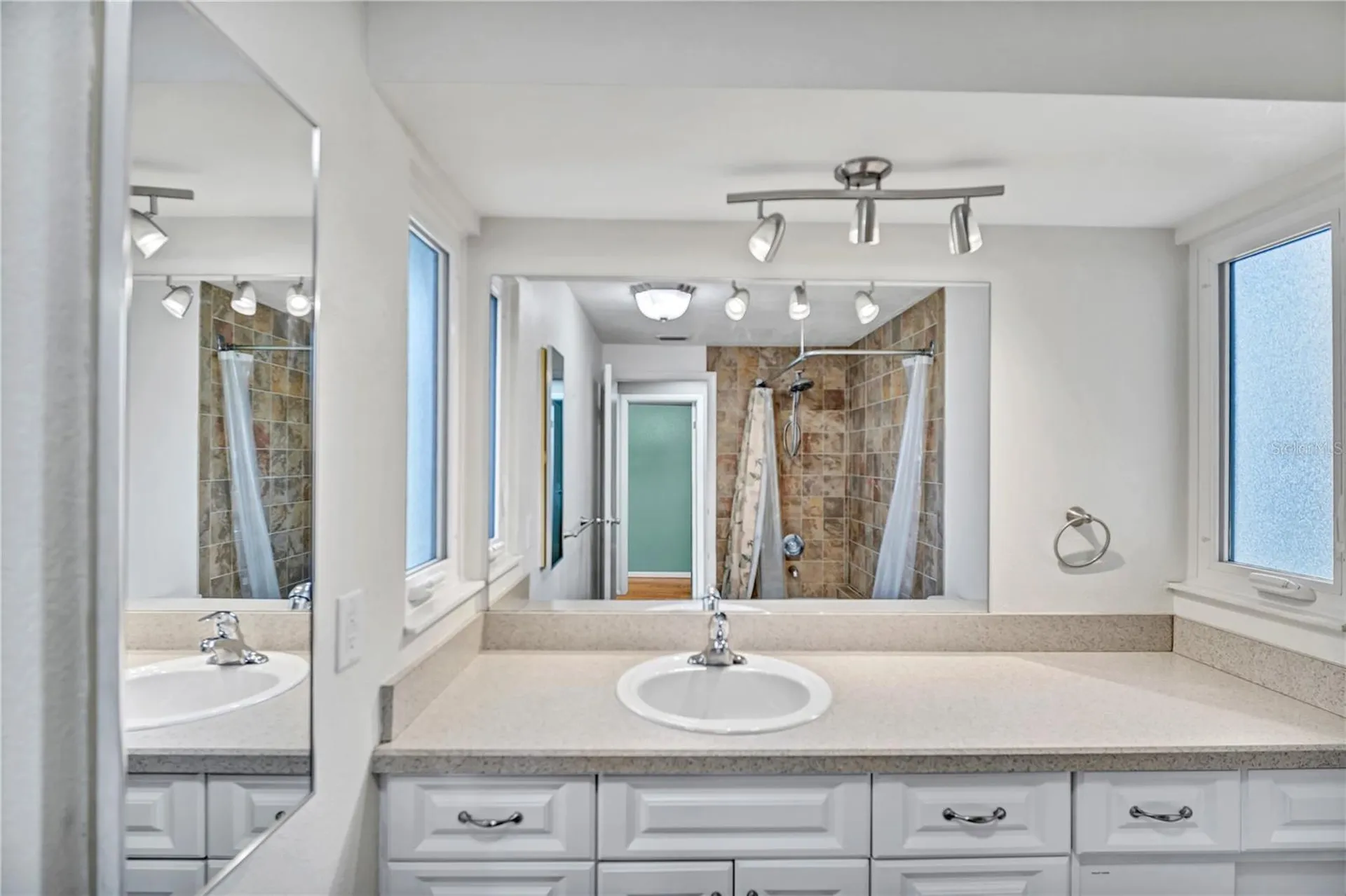 706 Sweetbriar Drive Oldsmar FL 34677