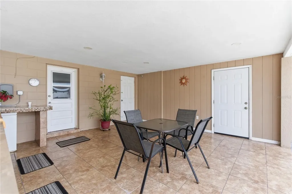 4914 Holiday Drive Tampa FL 33615