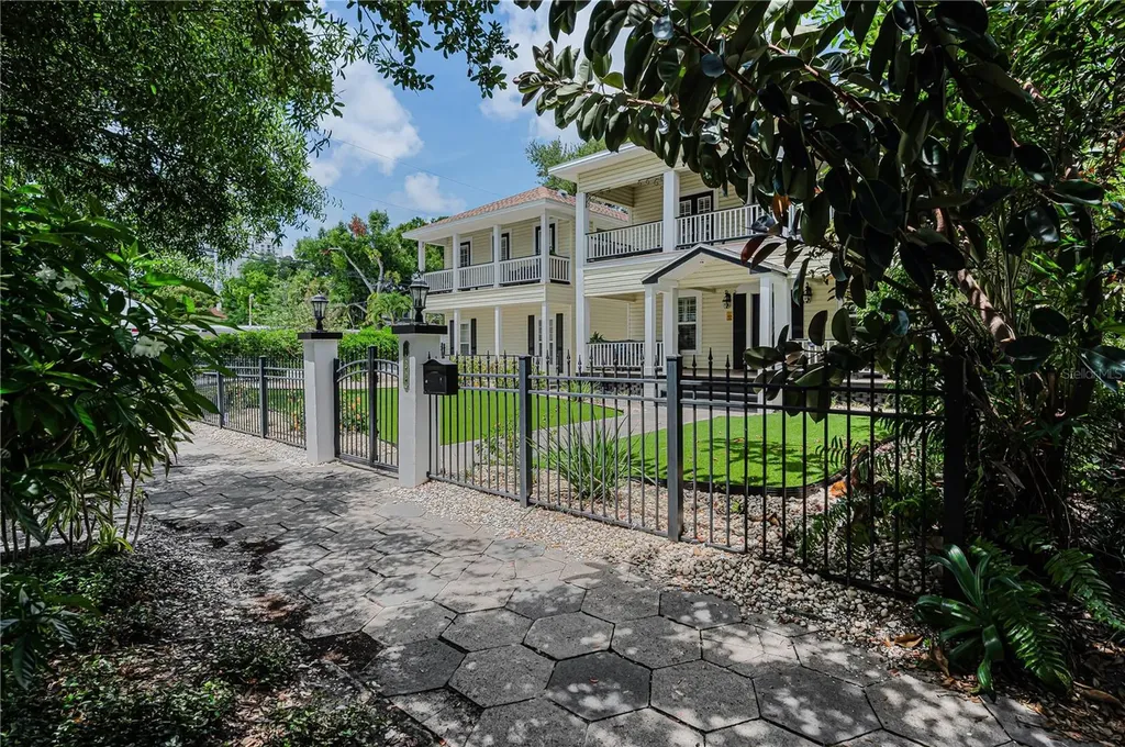 732 And 732 1/2 NE Oak Street St Petersburg FL 33701