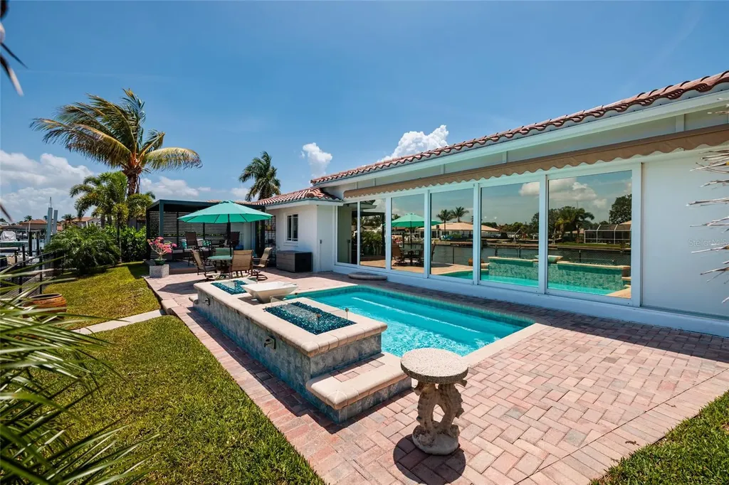 2011 Michigan Avenue NE St Petersburg FL 33703