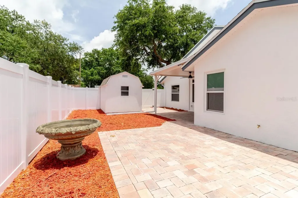 8949 106th Avenue N Seminole FL 33777
