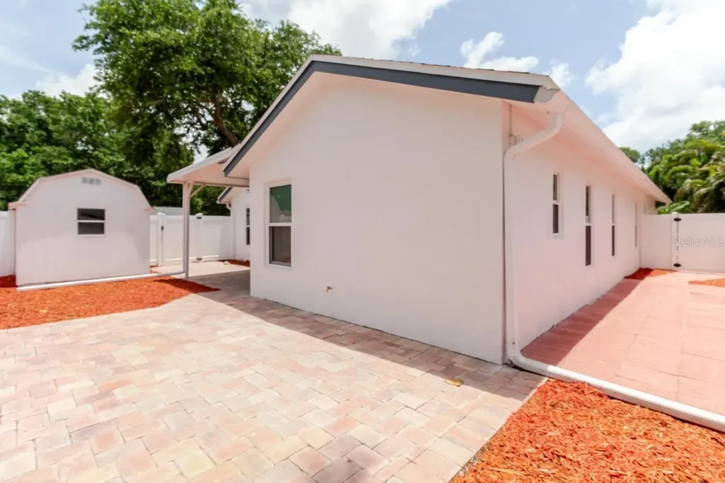 8949 106th Avenue N Seminole FL 33777