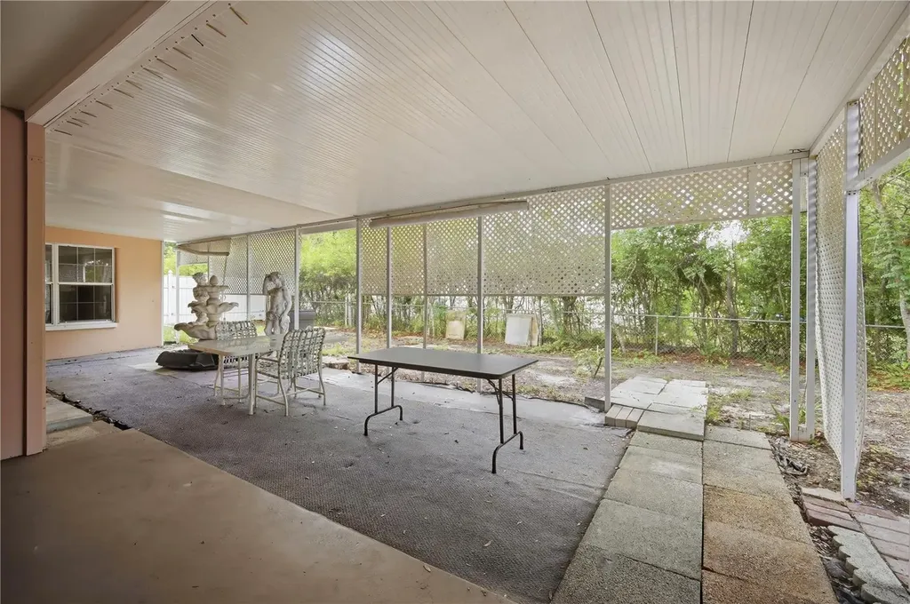 6121 Whiteway Drive Tampa FL 33617