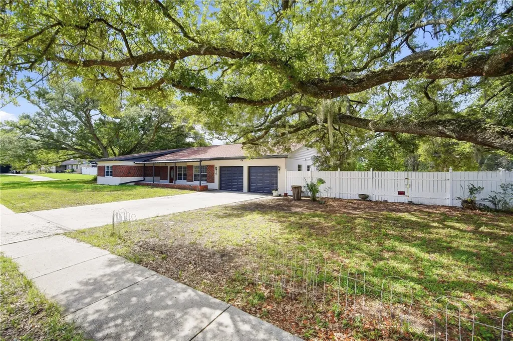 6121 Whiteway Drive Tampa FL 33617