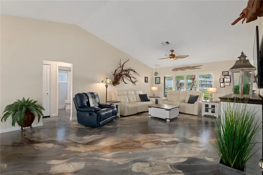 2221 N Kings Cove Point Crystal River FL 34429