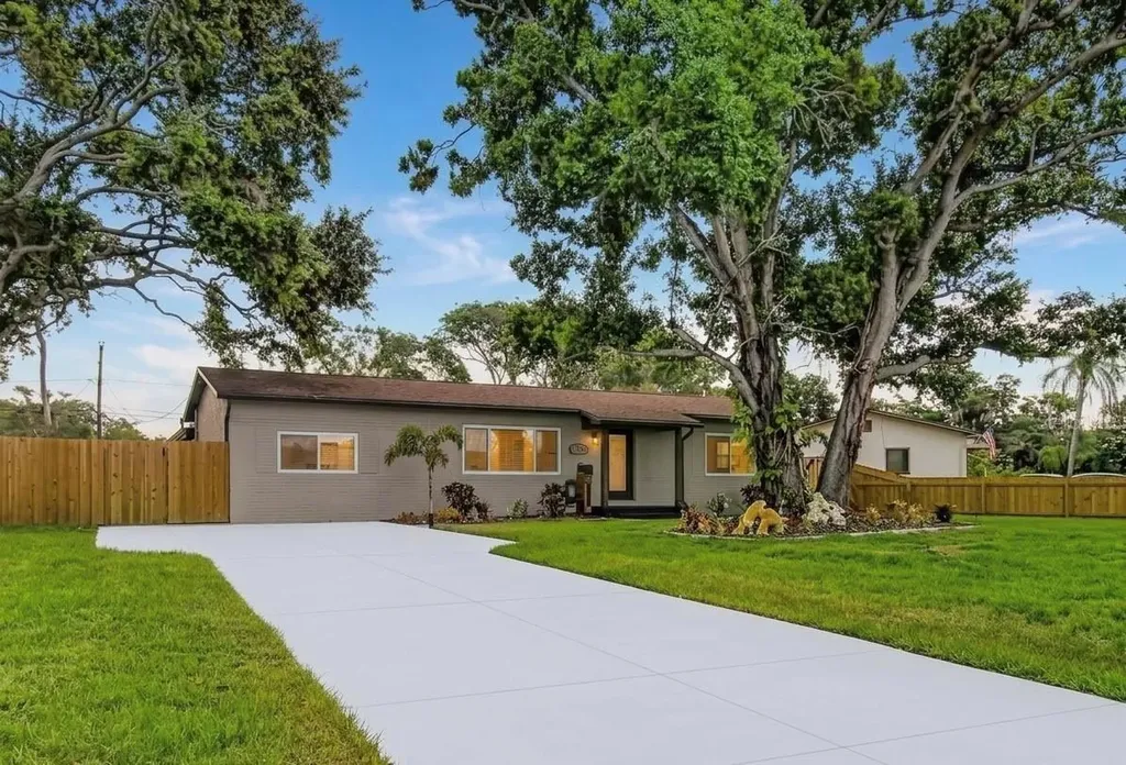 2335 Murilla Way S St Petersburg FL 33712