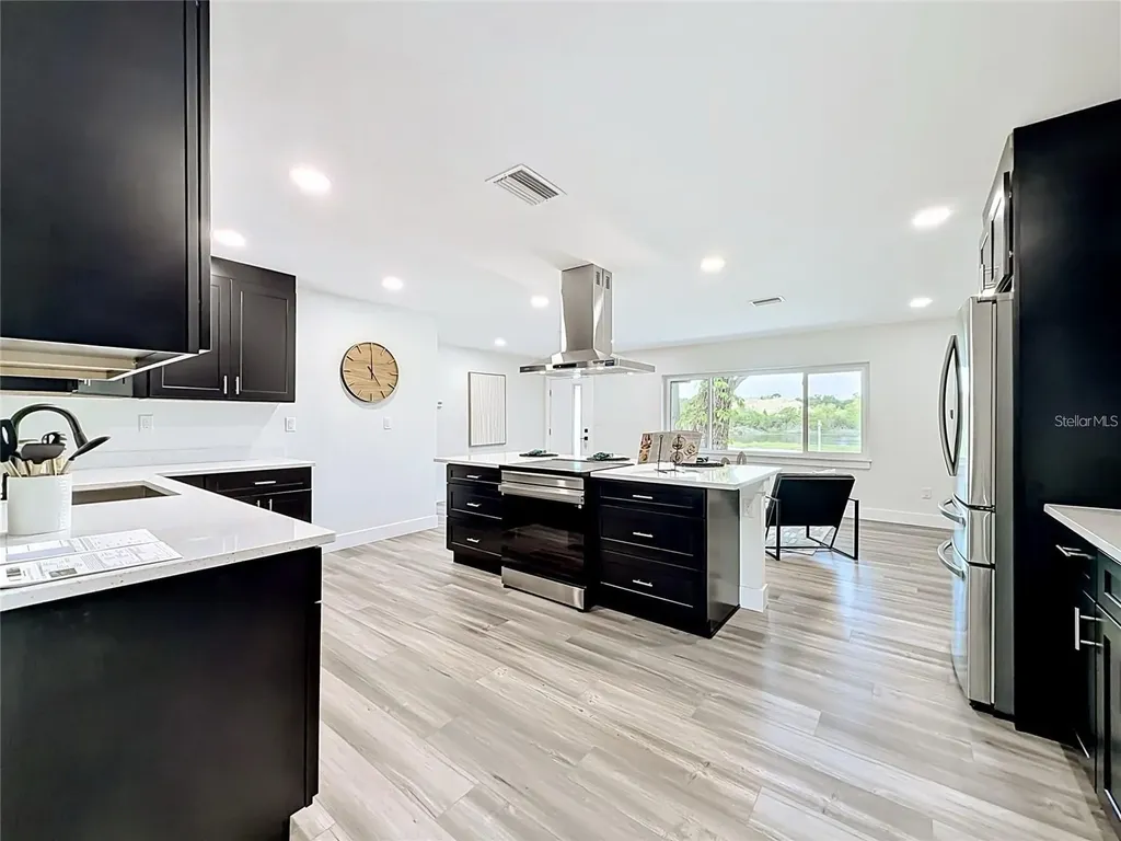 2335 Murilla Way S St Petersburg FL 33712