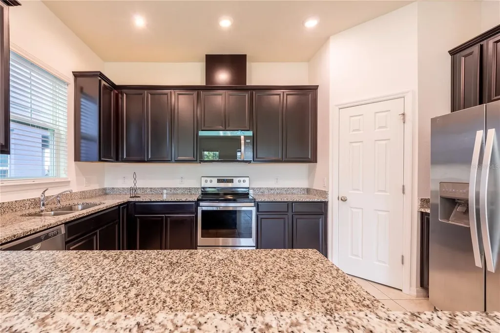 2247 White Feather Loop Oakland FL 34760