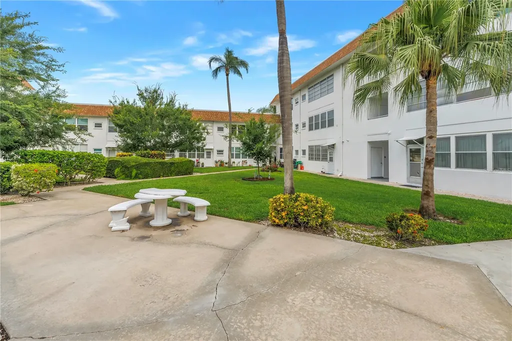 5729 13th Avenue N St Petersburg FL 33710