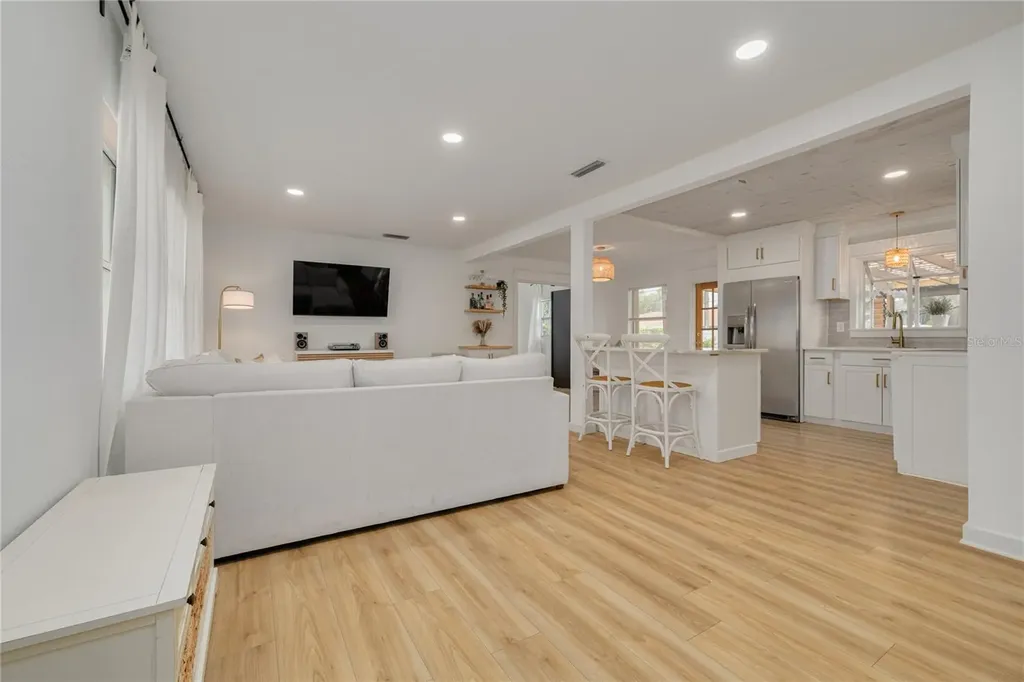5271 35th Avenue N St Petersburg FL 33710