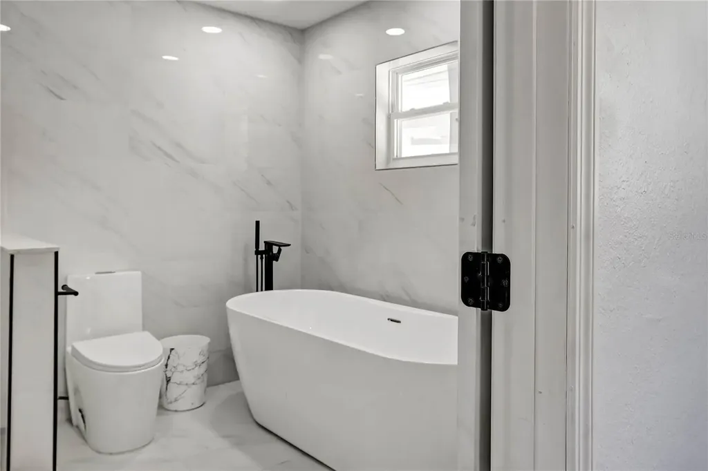 647 E Hillcrest Street Altamonte Springs FL 32701