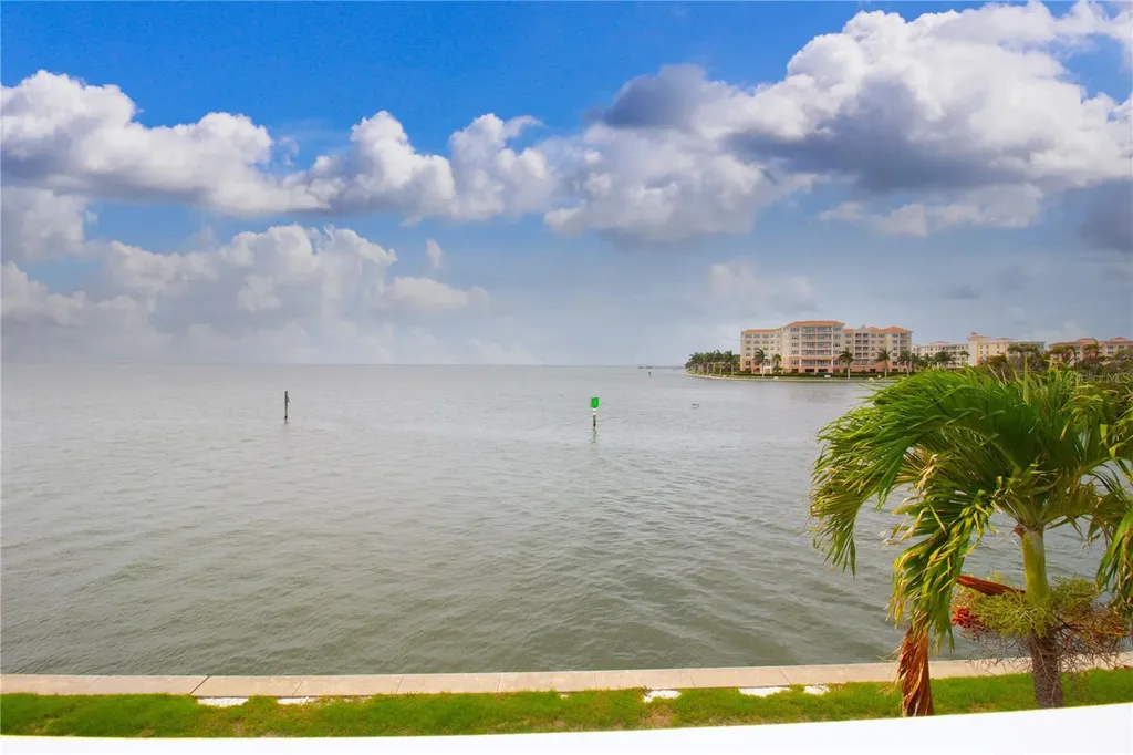 5282 Beach Drive SE St Petersburg FL 33705