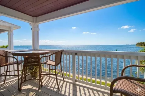 5282 Beach Drive SE St Petersburg FL 33705