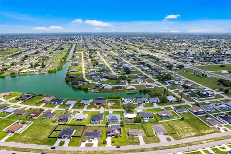 623 NE 7th Terrace Cape Coral FL 33909