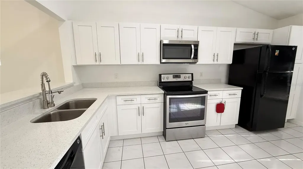 72 Lakepointe Circle Kissimmee FL 34743