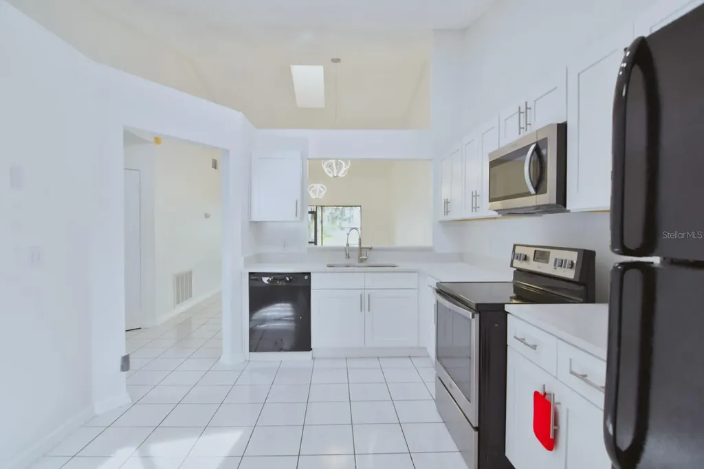 72 Lakepointe Circle Kissimmee FL 34743
