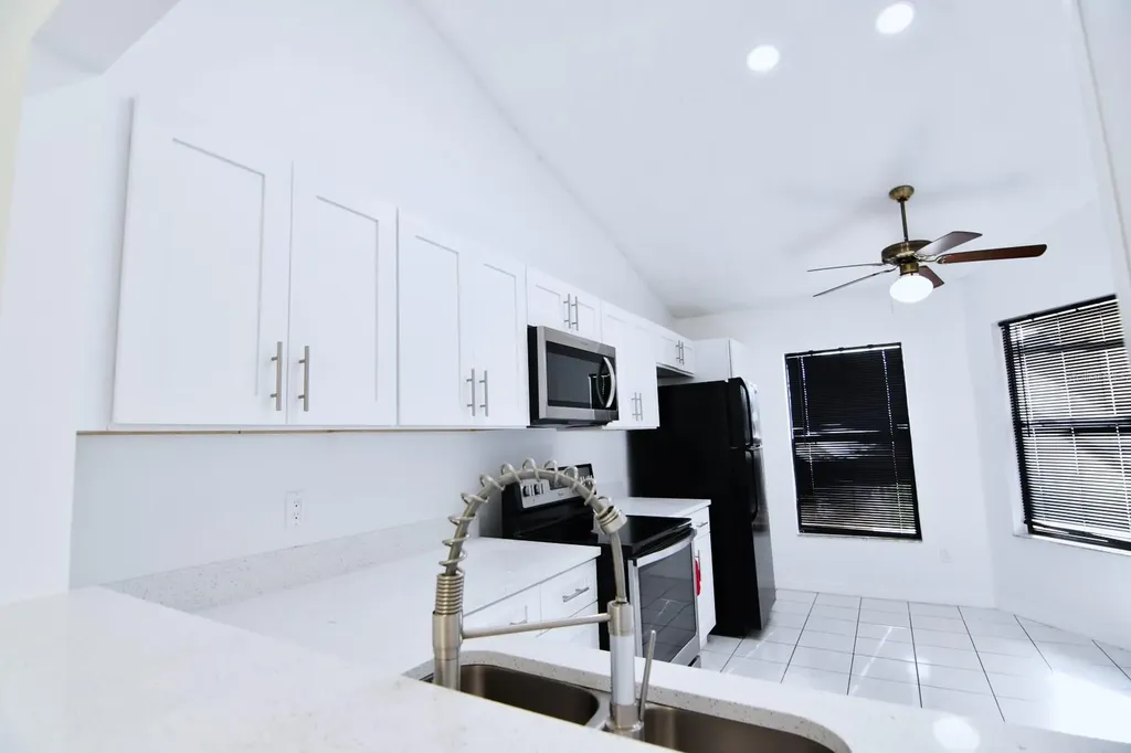 72 Lakepointe Circle Kissimmee FL 34743