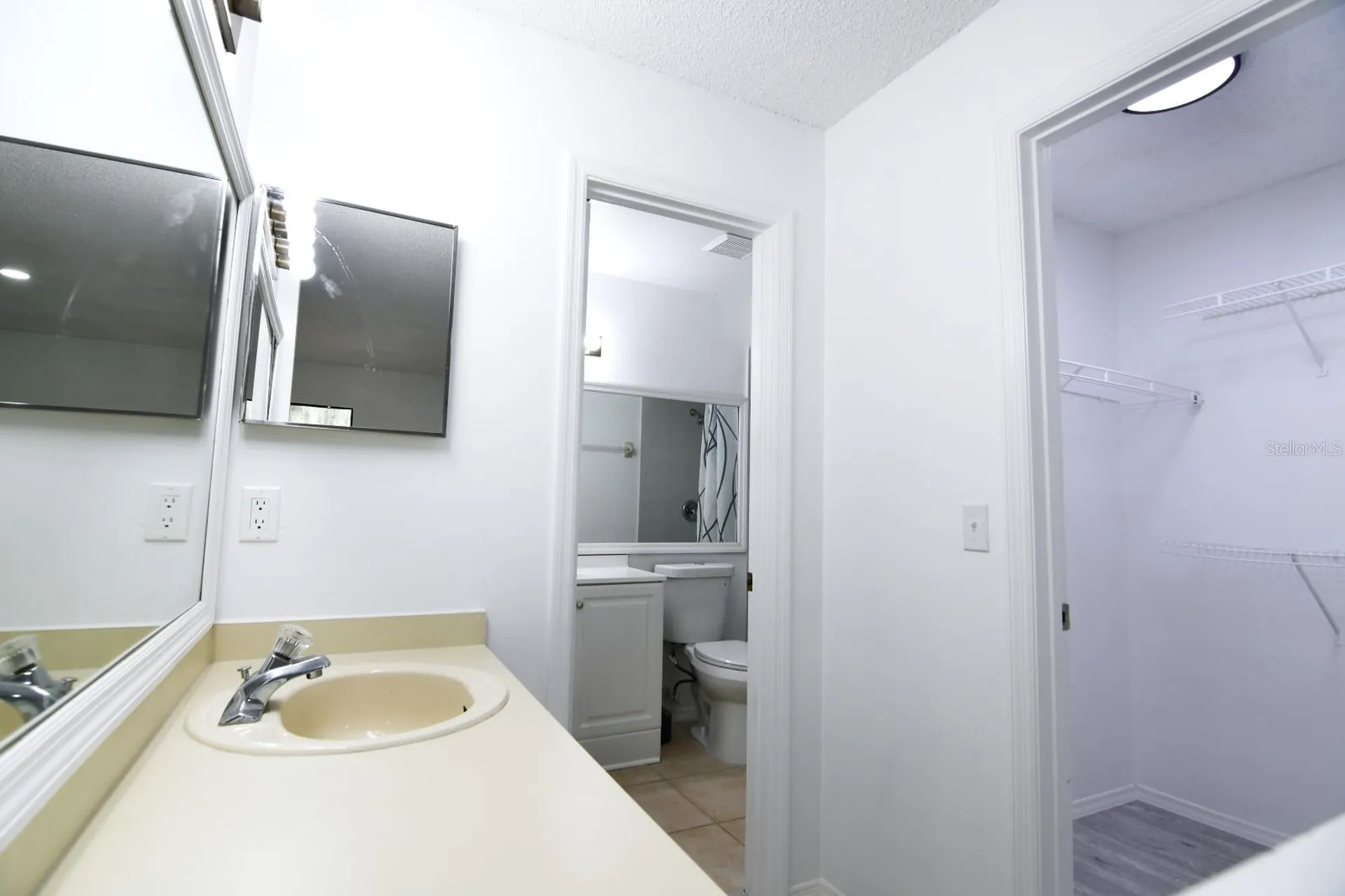 72 Lakepointe Circle Kissimmee FL 34743