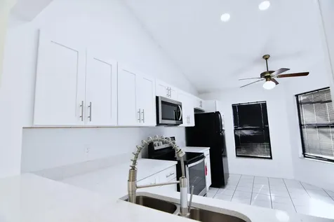 72 Lakepointe Circle Kissimmee FL 34743