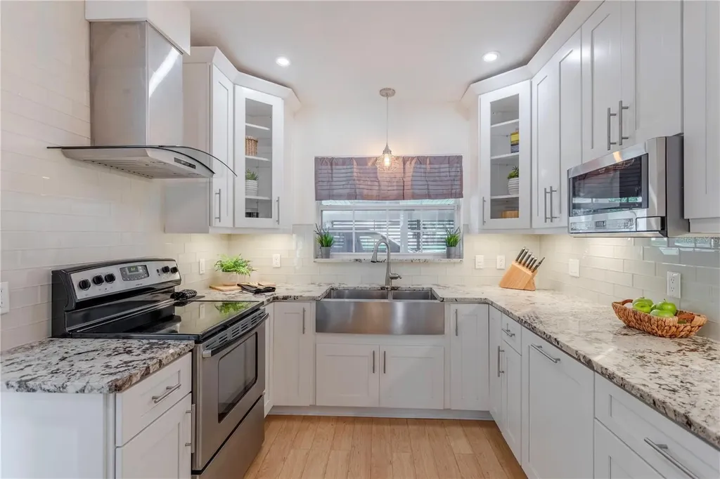 1327 Roscomare Avenue Orlando FL 32806