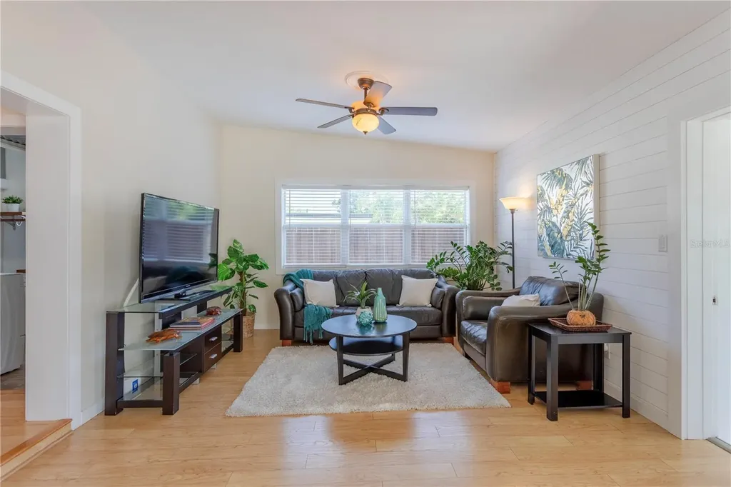1327 Roscomare Avenue Orlando FL 32806