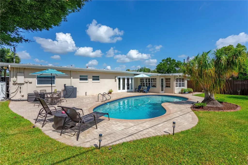 1327 Roscomare Avenue Orlando FL 32806