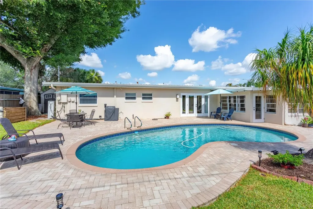 1327 Roscomare Avenue Orlando FL 32806