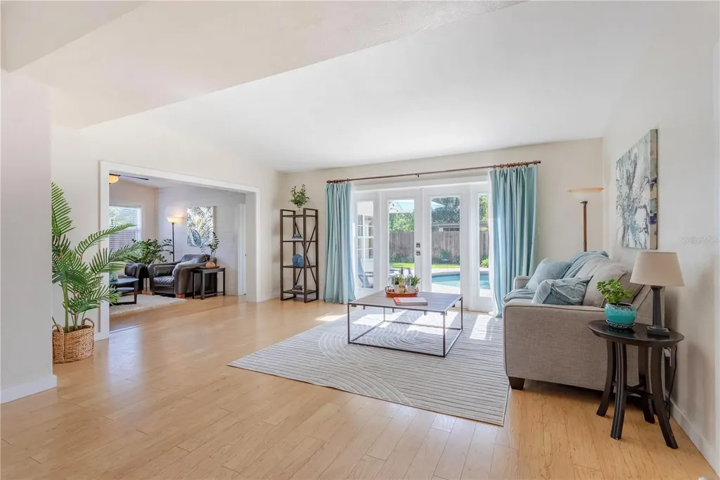 1327 Roscomare Avenue Orlando FL 32806