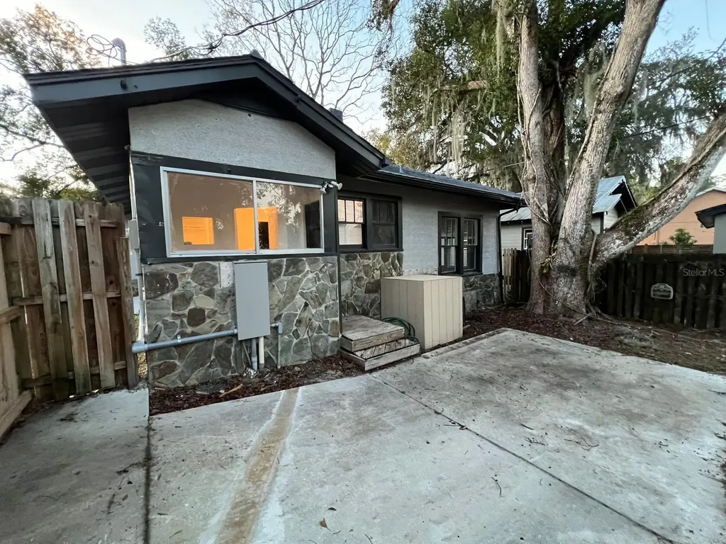 221 N Julia Avenue Deland FL 32720