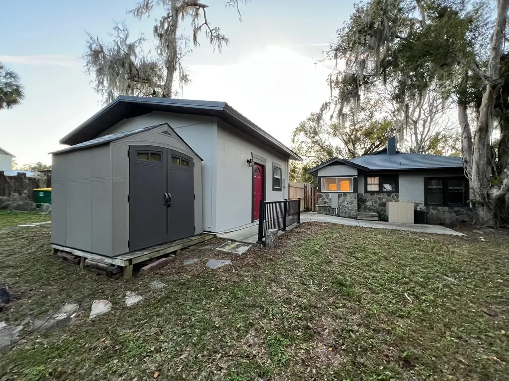 221 N Julia Avenue Deland FL 32720