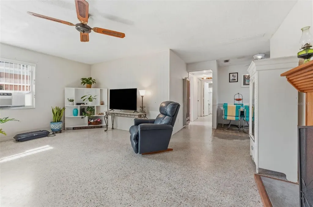 8068 30th Avenue N St Petersburg FL 33710