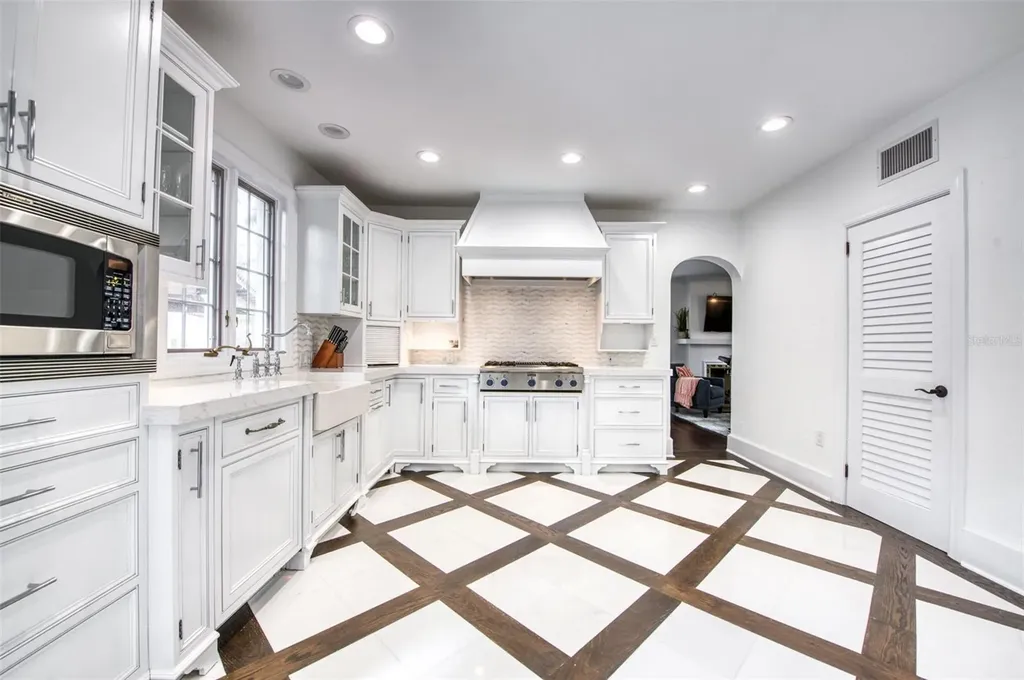 76 S Washington Drive Sarasota FL 34236