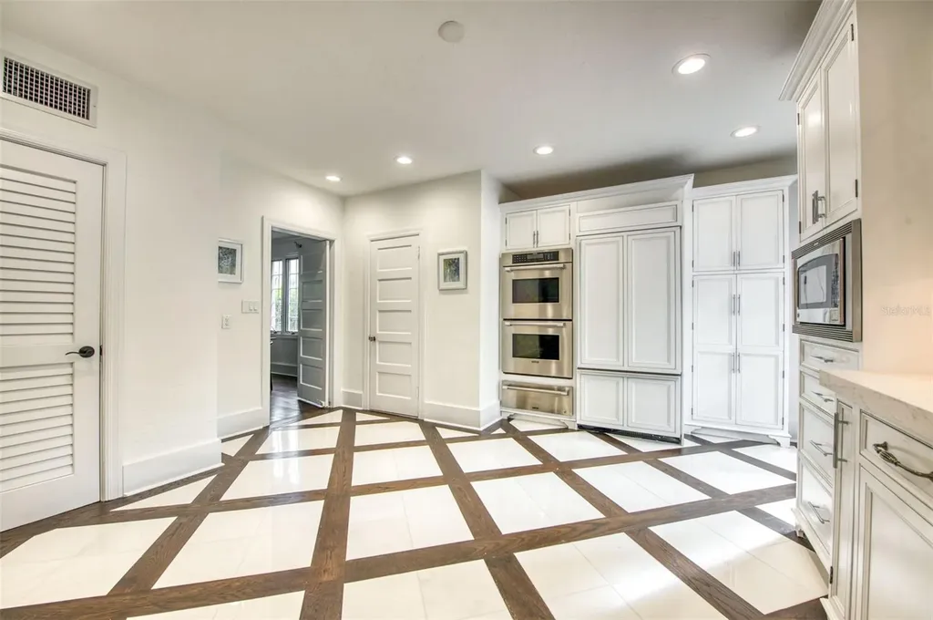 76 S Washington Drive Sarasota FL 34236