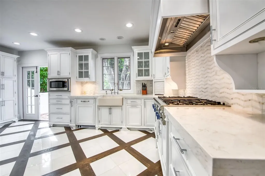 76 S Washington Drive Sarasota FL 34236