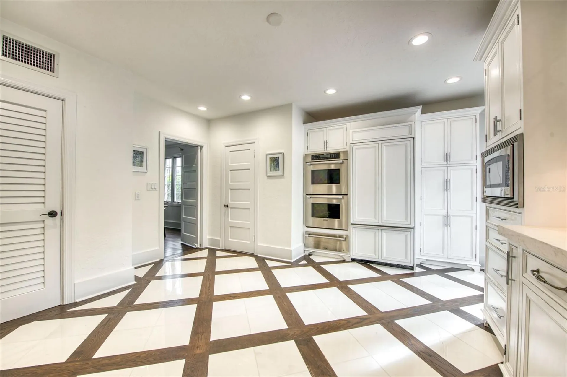 76 S Washington Drive Sarasota FL 34236