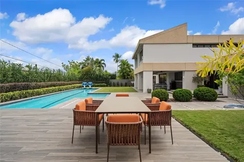 1920 Petunia St Urb. Santa Maria San Juan PR 00927