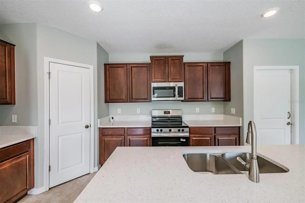 253 Cascade Bend Drive Ruskin FL 33570