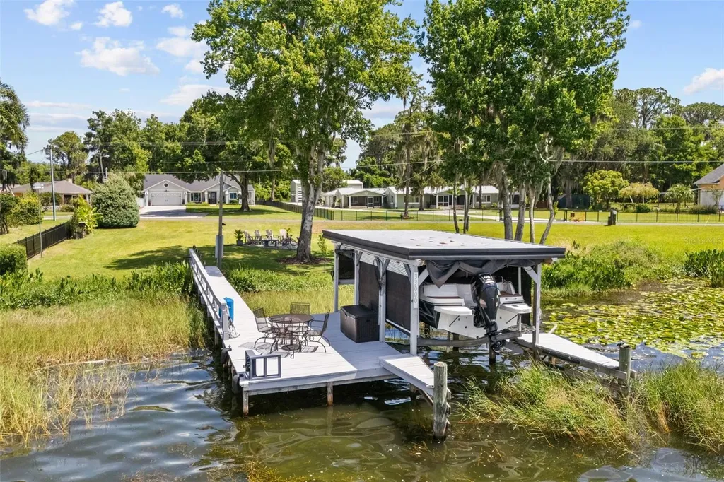 33000 Lakeshore Drive Tavares FL 32778