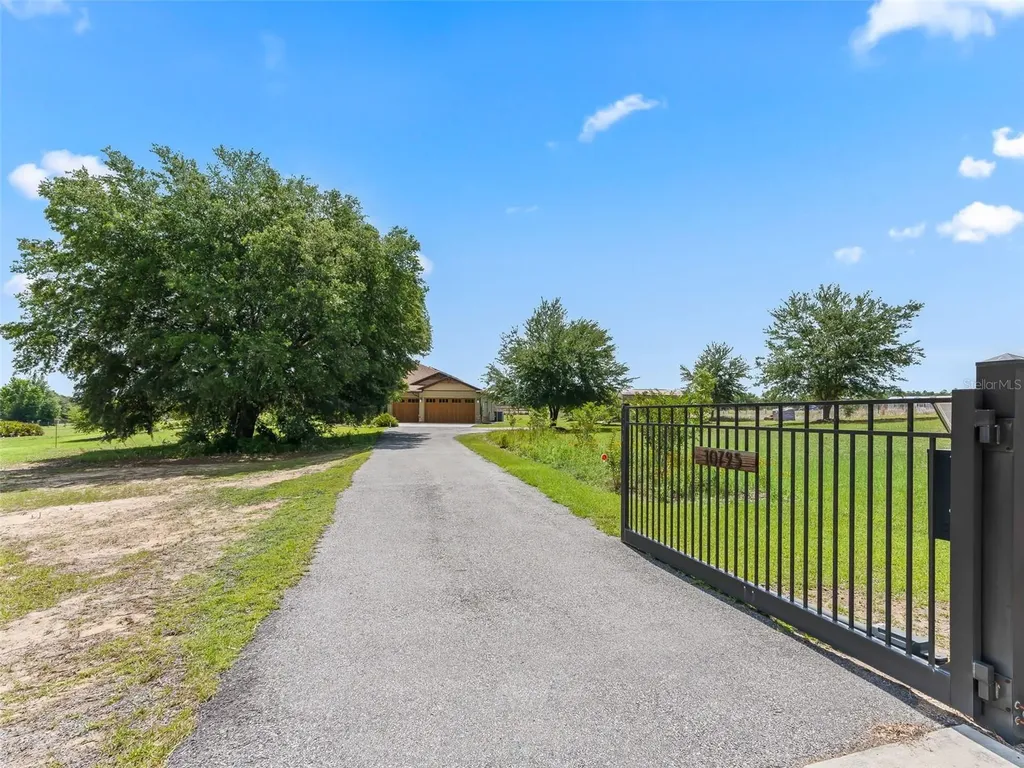 10725 SE 160th Court Road Ocklawaha FL 32179