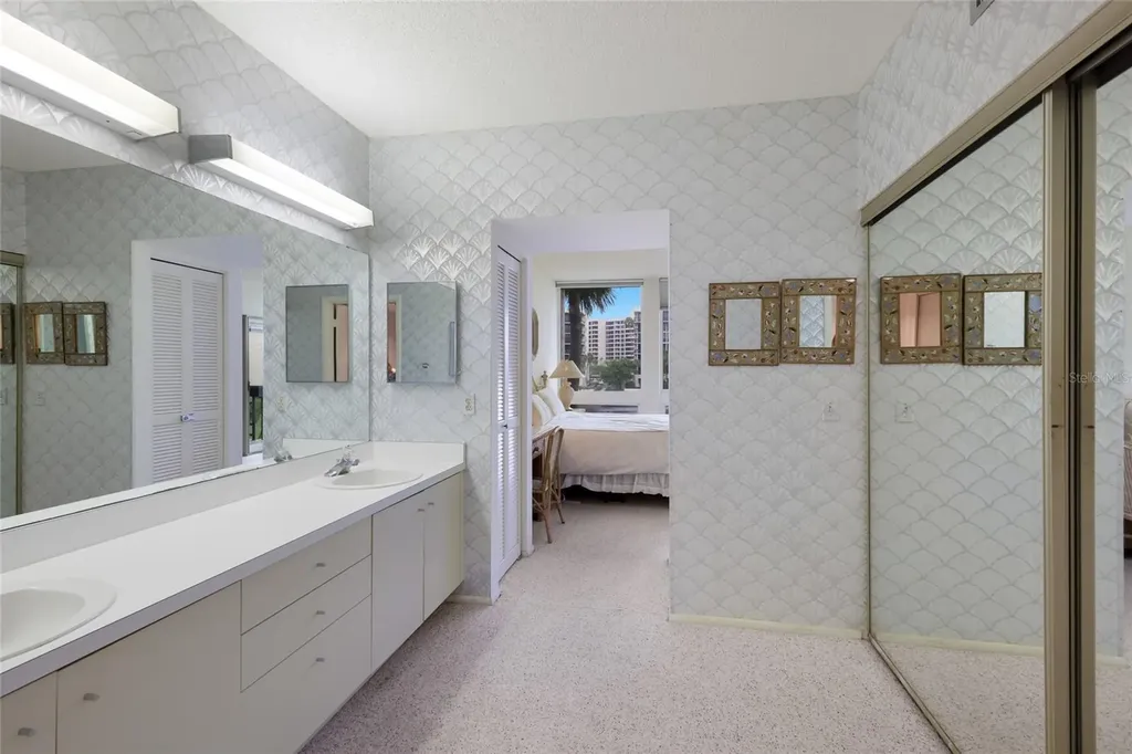 1095 Gulf Of Mexico Drive Longboat Key FL 34228
