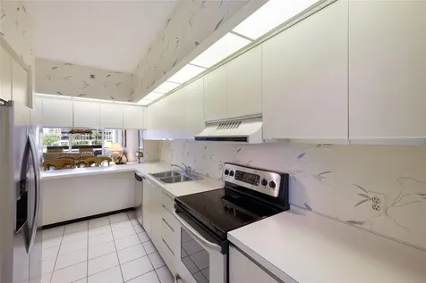 1095 Gulf Of Mexico Drive Longboat Key FL 34228
