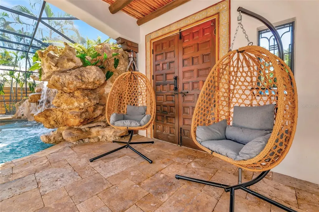 681 Avenida De Mayo Sarasota FL 34242