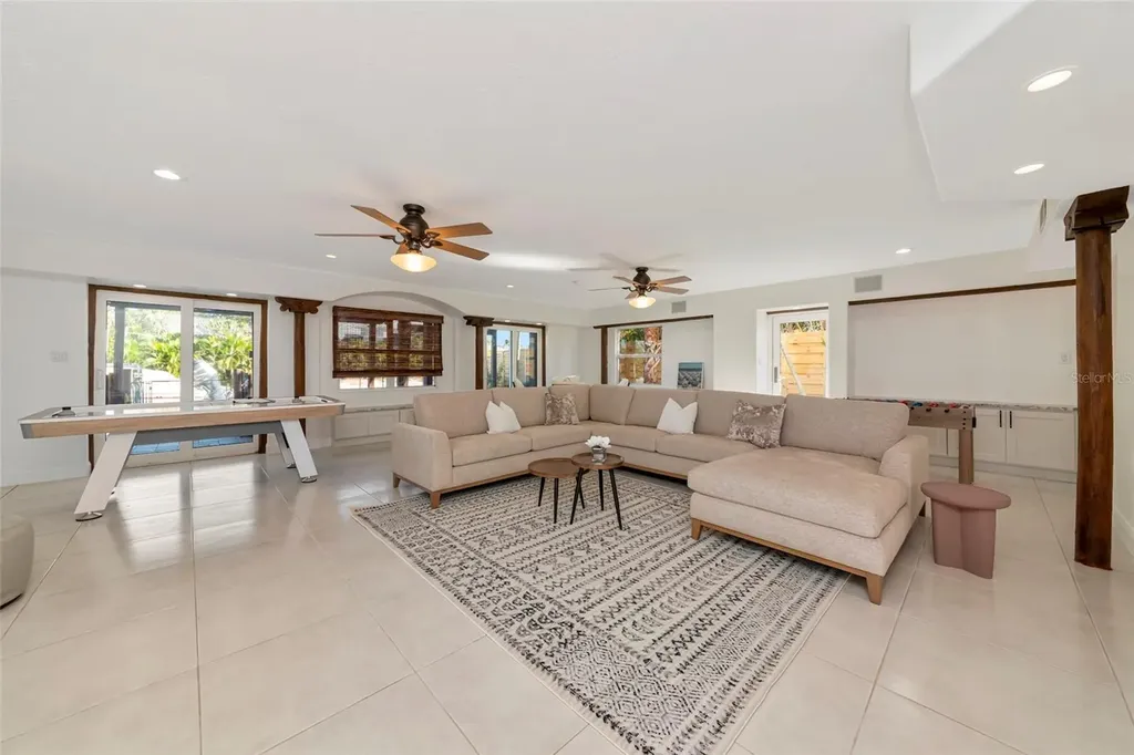 681 Avenida De Mayo Sarasota FL 34242
