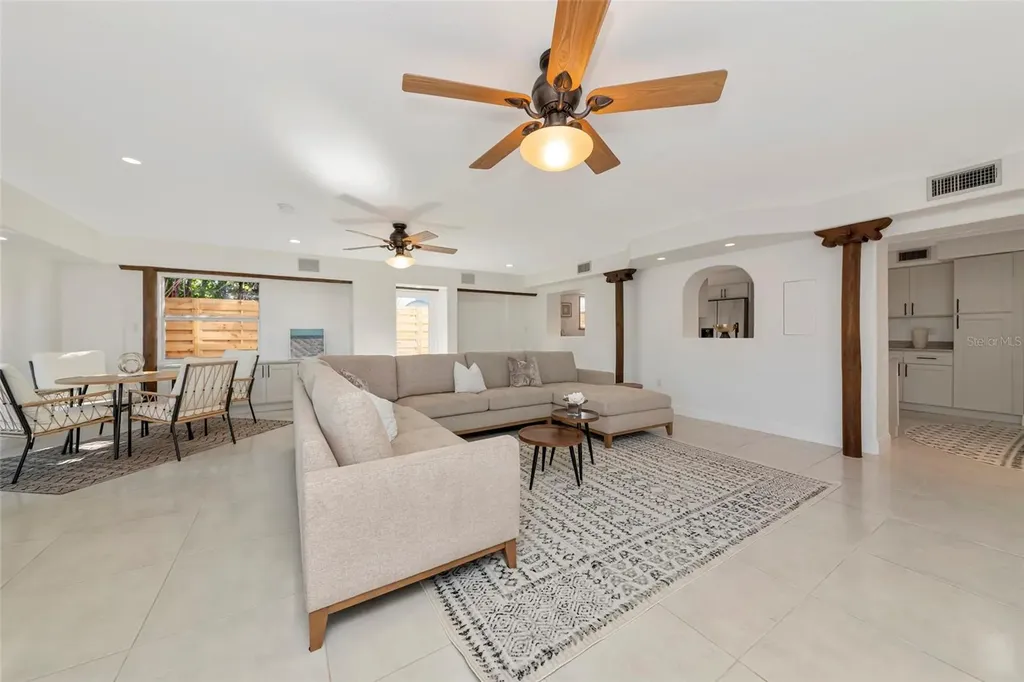 681 Avenida De Mayo Sarasota FL 34242