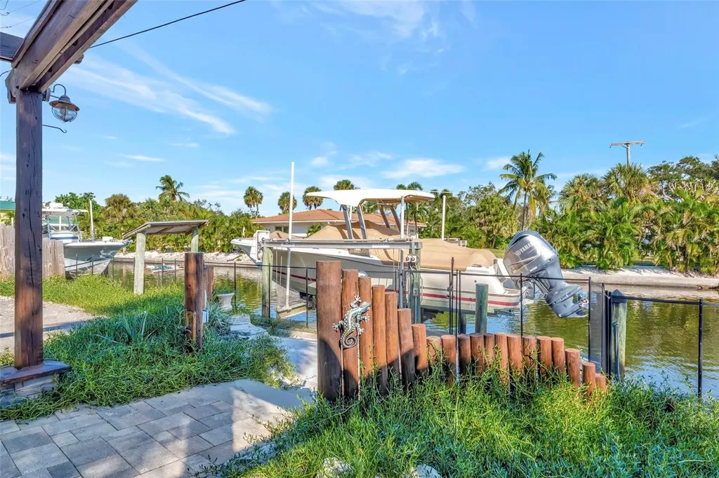 681 Avenida De Mayo Sarasota FL 34242